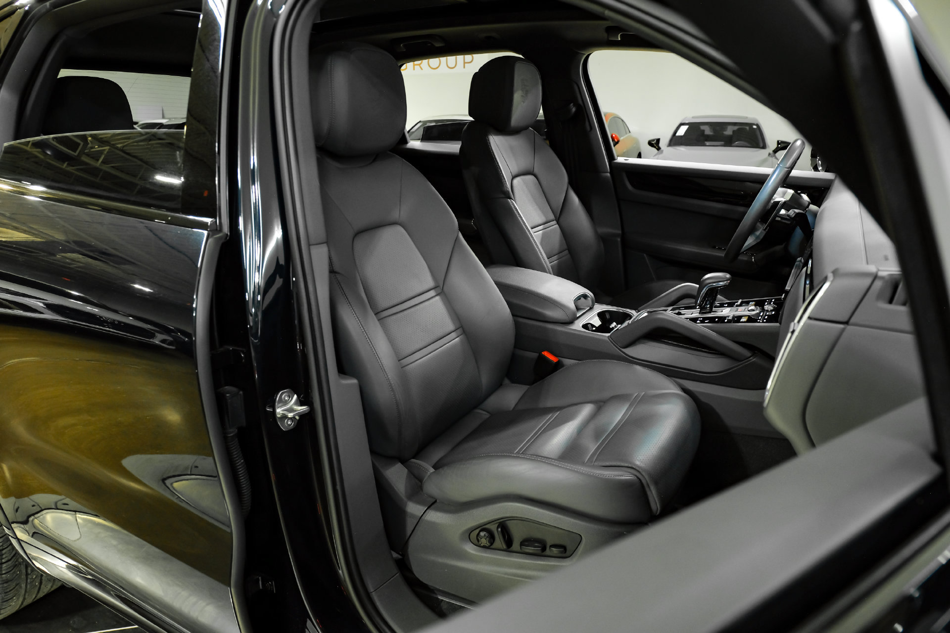 Used 2023 Porsche Cayenne AWD/4WD image 39