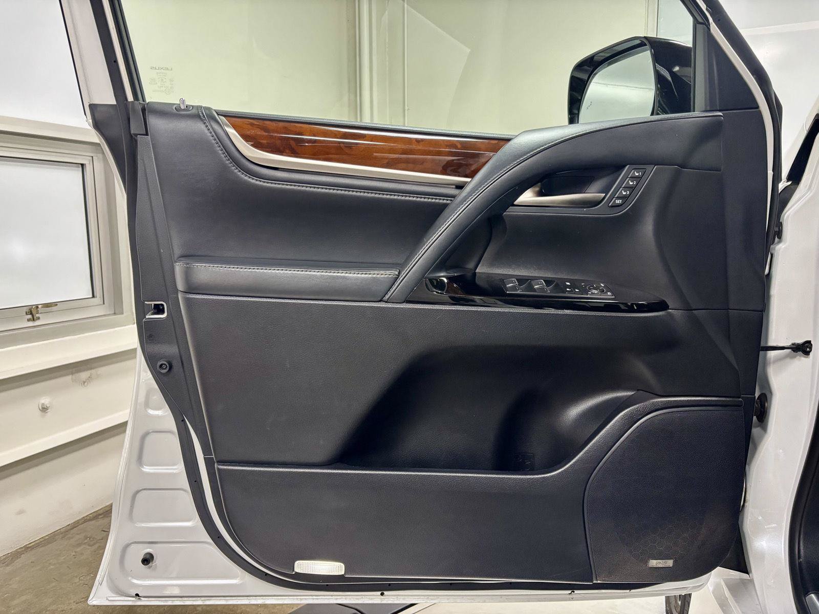 Used 2018 Lexus LX 570 4WD w/ Luxury Package image 12