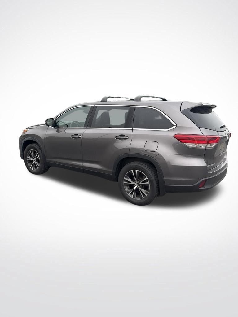 Used 2019 Toyota Highlander LE AWD/4WD image 3