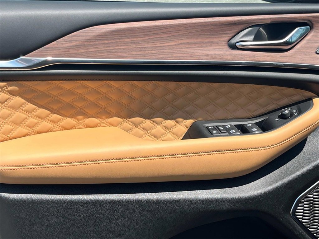 New 2025 Jeep Grand Cherokee Summit image 12