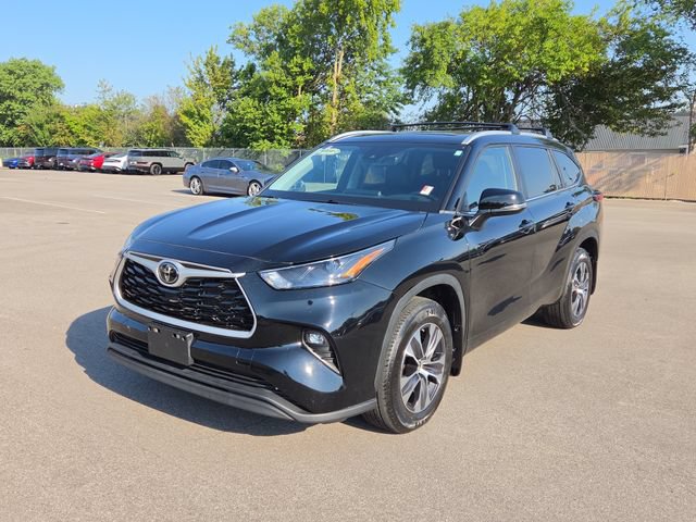 Used 2023 Toyota Highlander XLE AWD/4WD image 2
