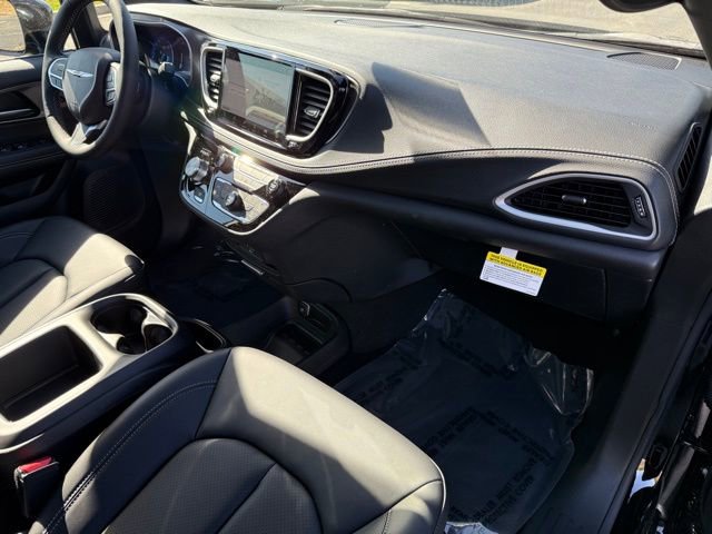 New 2026 Chrysler Pacifica Select image 16