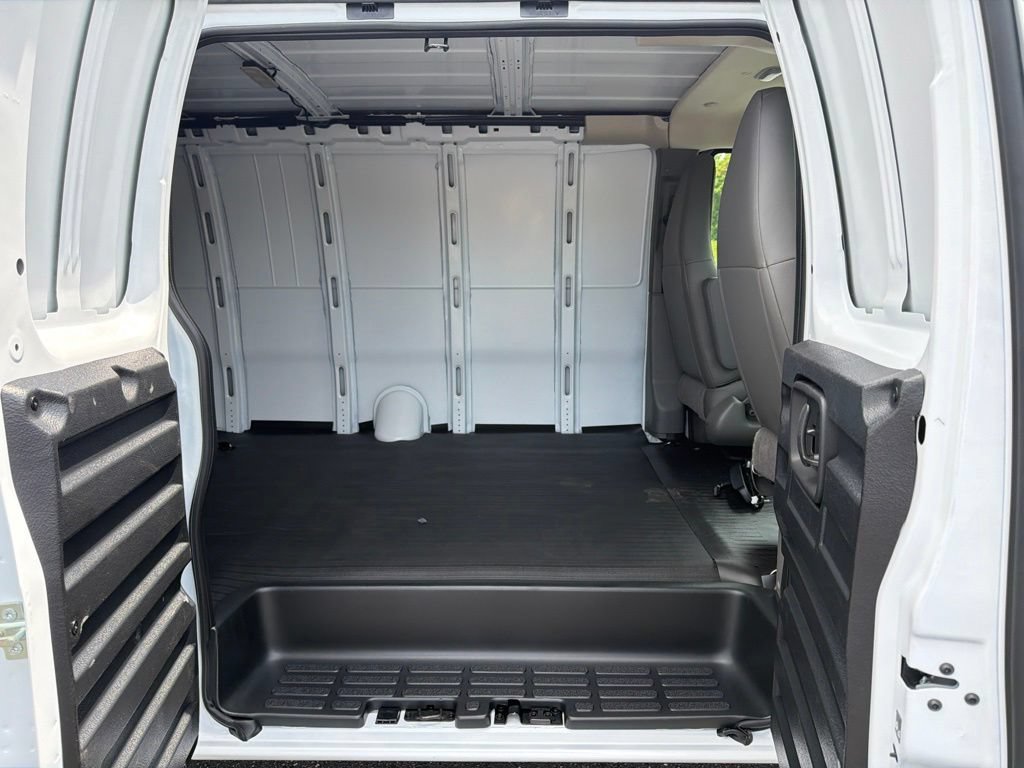 New 2026 Chevrolet Express 2500 Extended w/ Driver Convenience Package RWD image 4