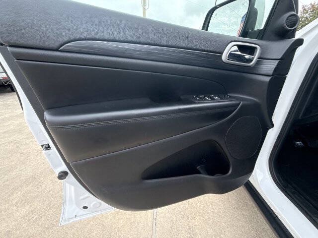 Used 2021 Jeep Grand Cherokee Laredo AWD/4WD image 23