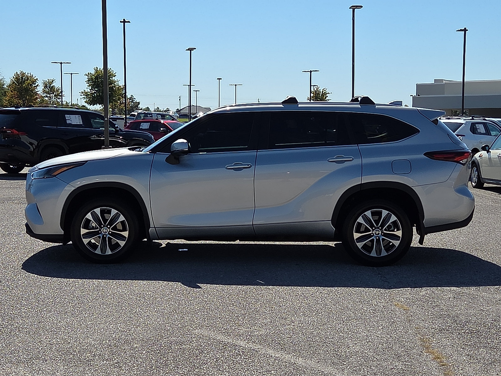Used 2024 Toyota Highlander XLE AWD/4WD image 3