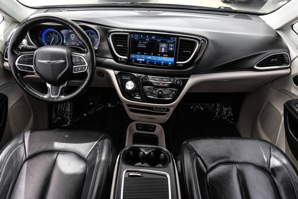 Used 2021 Chrysler Pacifica Touring-L FWD image 10