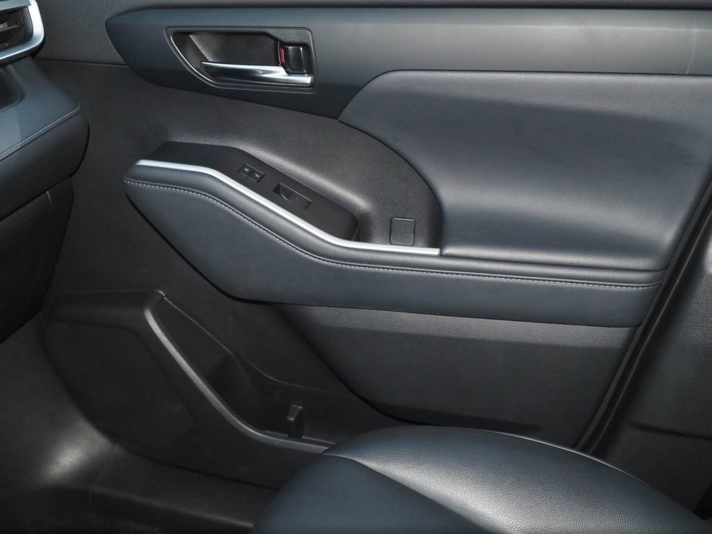 Used 2022 Toyota Highlander XLE image 26