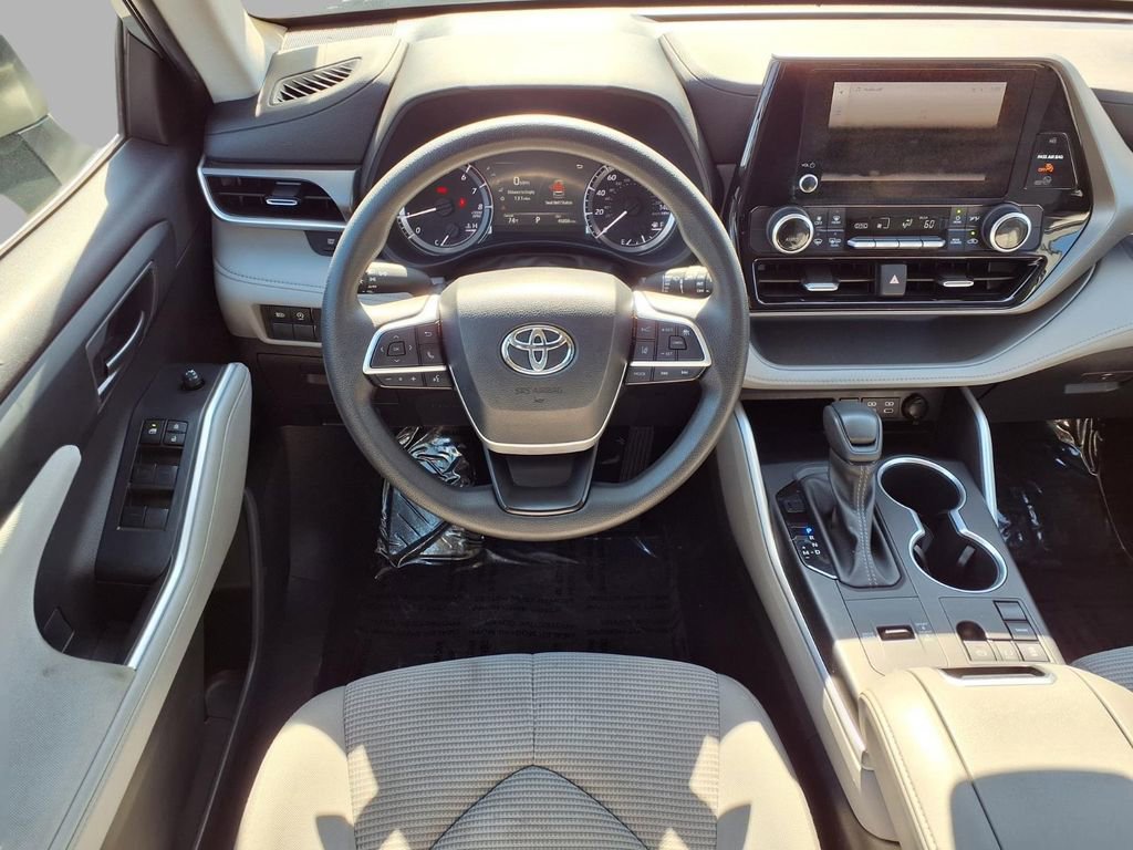 Used 2023 Toyota Highlander L image 4