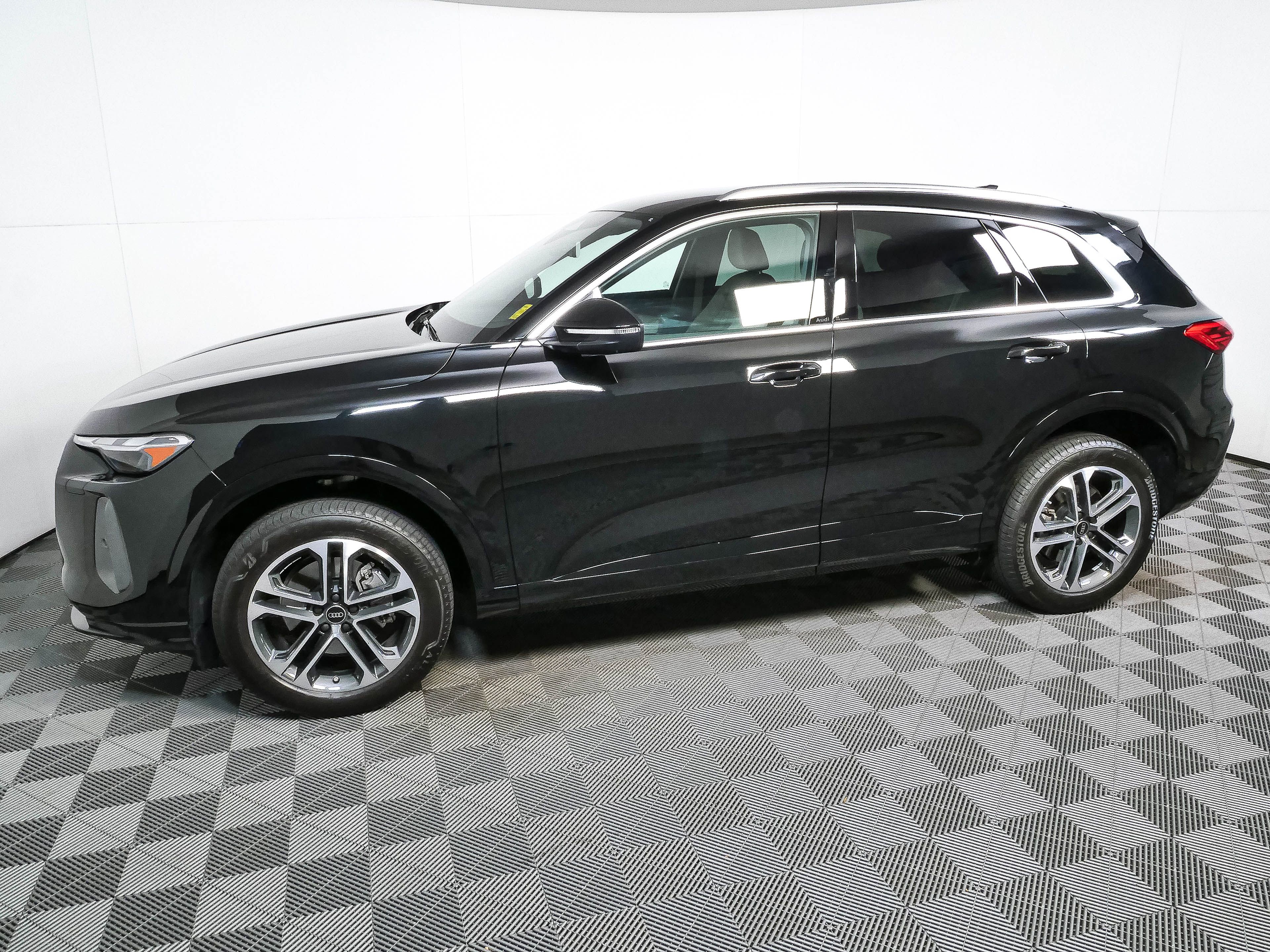 Used 2025 Audi Q5 Premium w/ Convenience Package AWD/4WD image 30