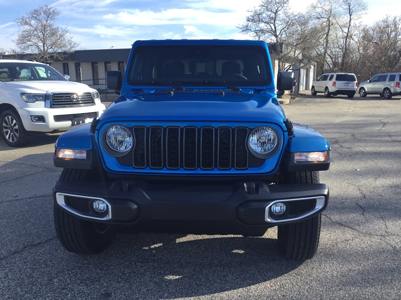 Used 2025 Jeep Gladiator Sport w/ Premium Package image 3