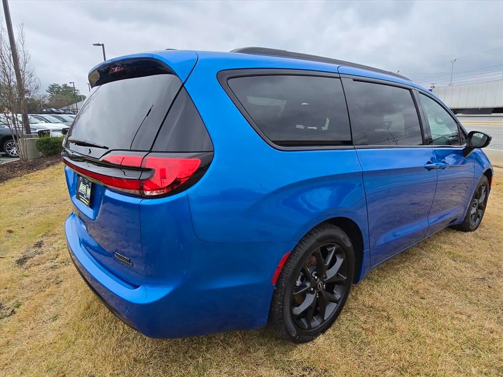 New 2026 Chrysler Pacifica Select w/ S Appearance Package FWD image 3