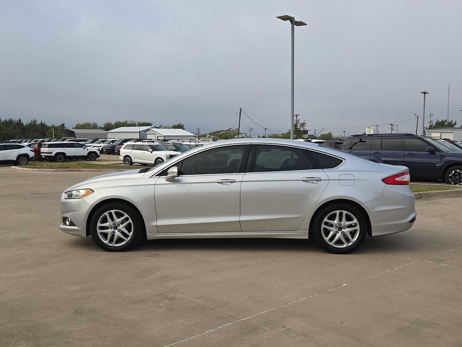 Used 2014 Ford Fusion SE w/ Equipment Group 202A FWD image 11