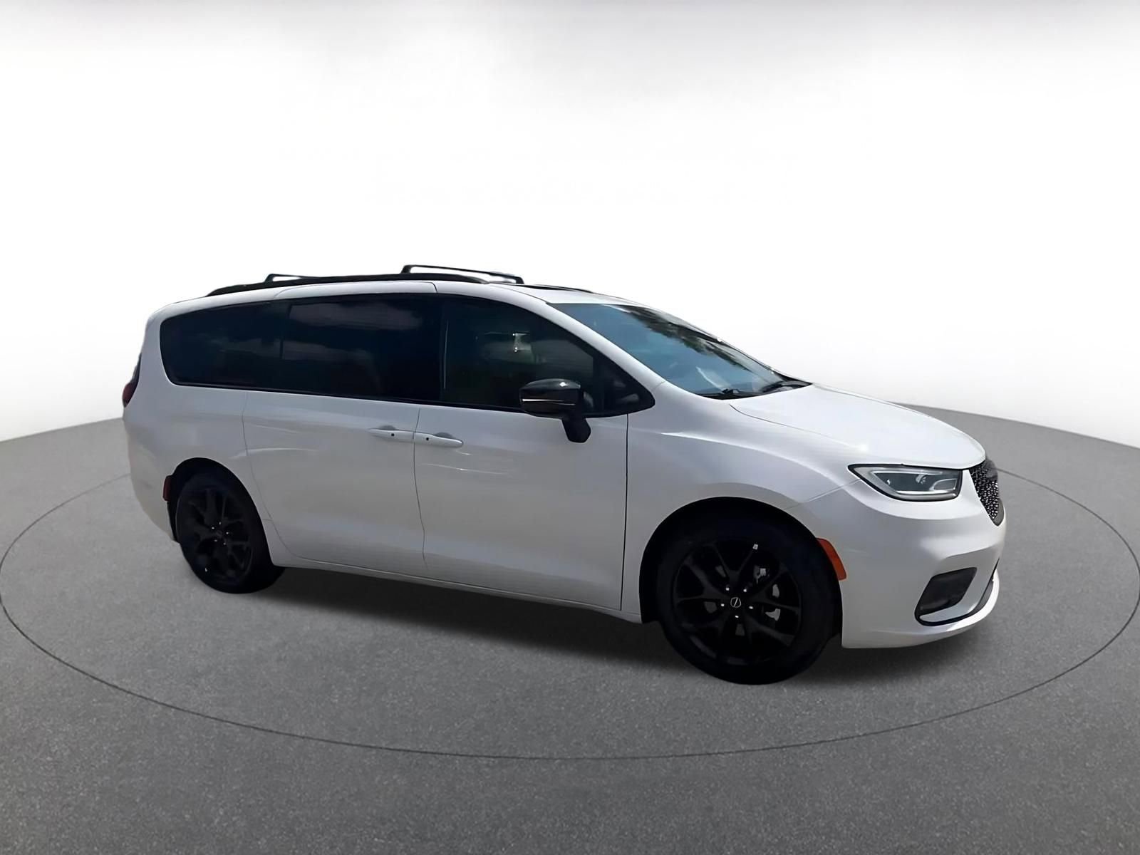 Used 2025 Chrysler Pacifica Limited FWD image 2