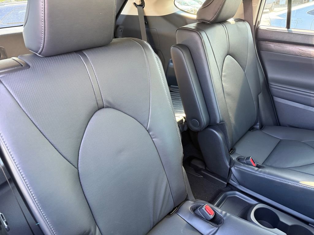 New 2025 Toyota Highlander Limited image 27