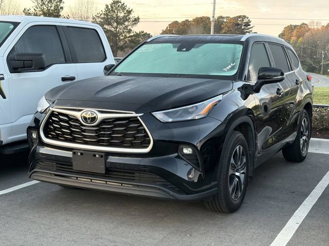 Used 2023 Toyota Highlander XLE image 2
