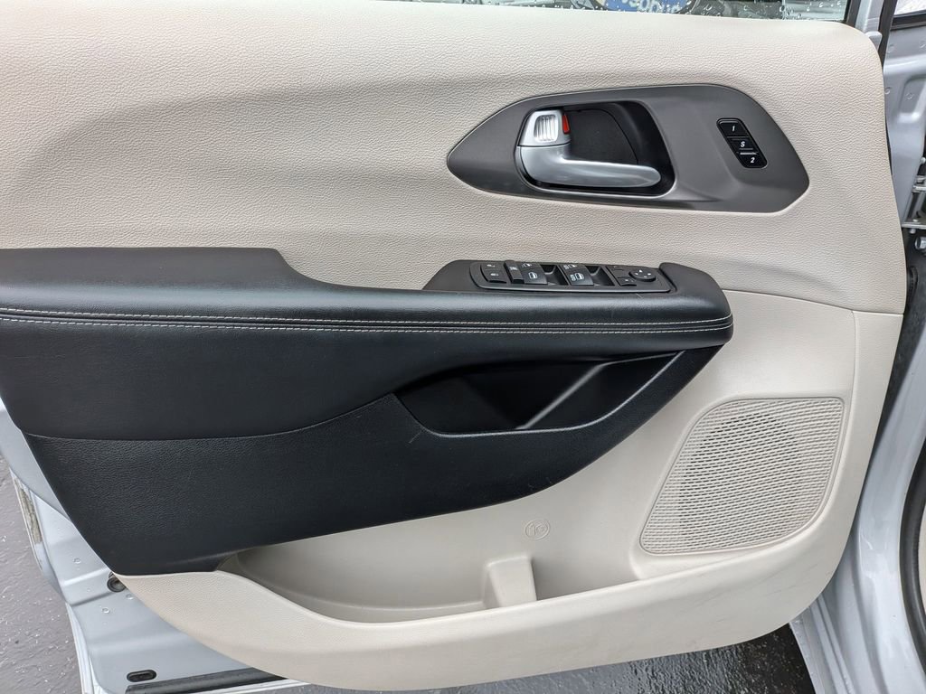 Used 2024 Chrysler Pacifica Touring-L image 11