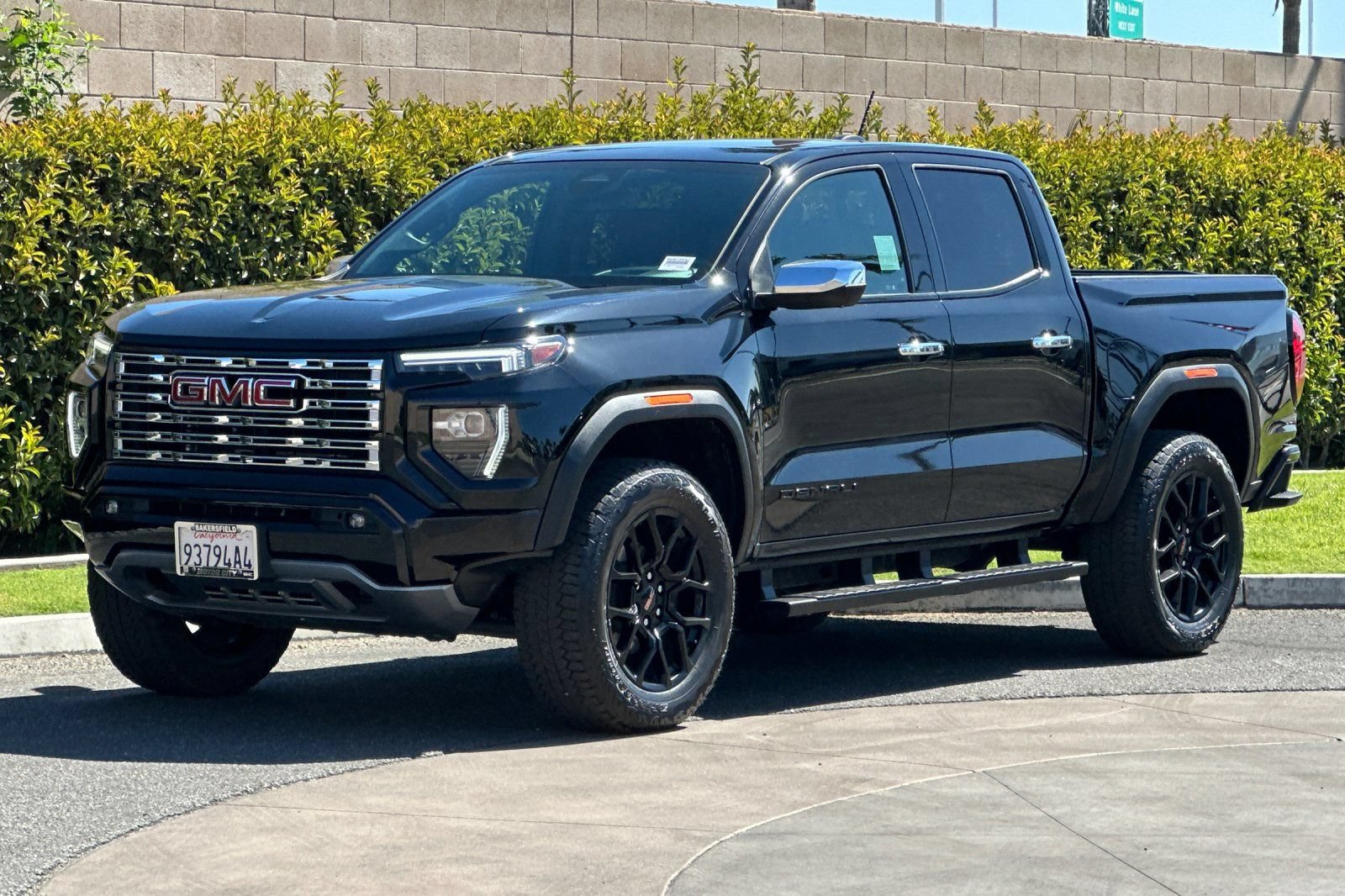 Certified 2024 GMC Canyon Denali w/ LPO, Denali Black Edition AWD/4WD image 8