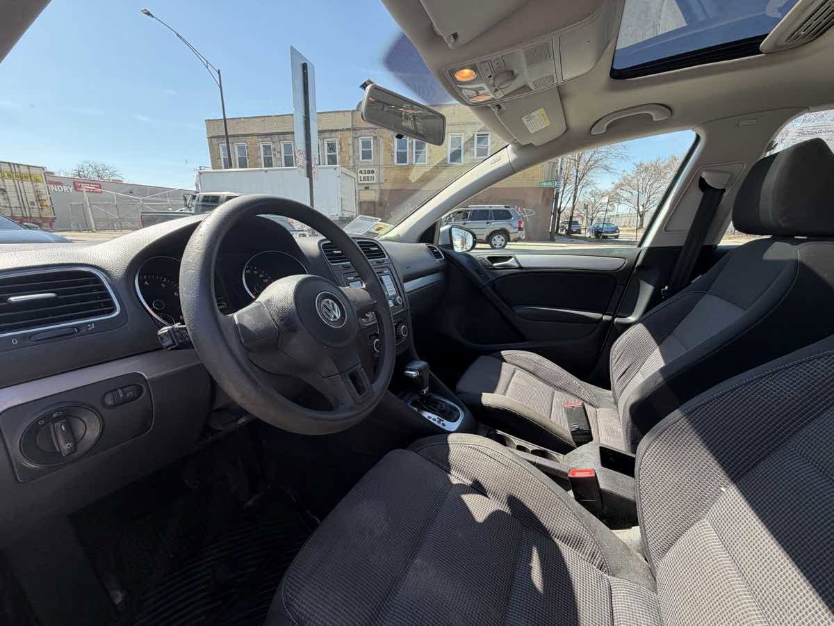Used 2010 Volkswagen Golf 4-Door image 14