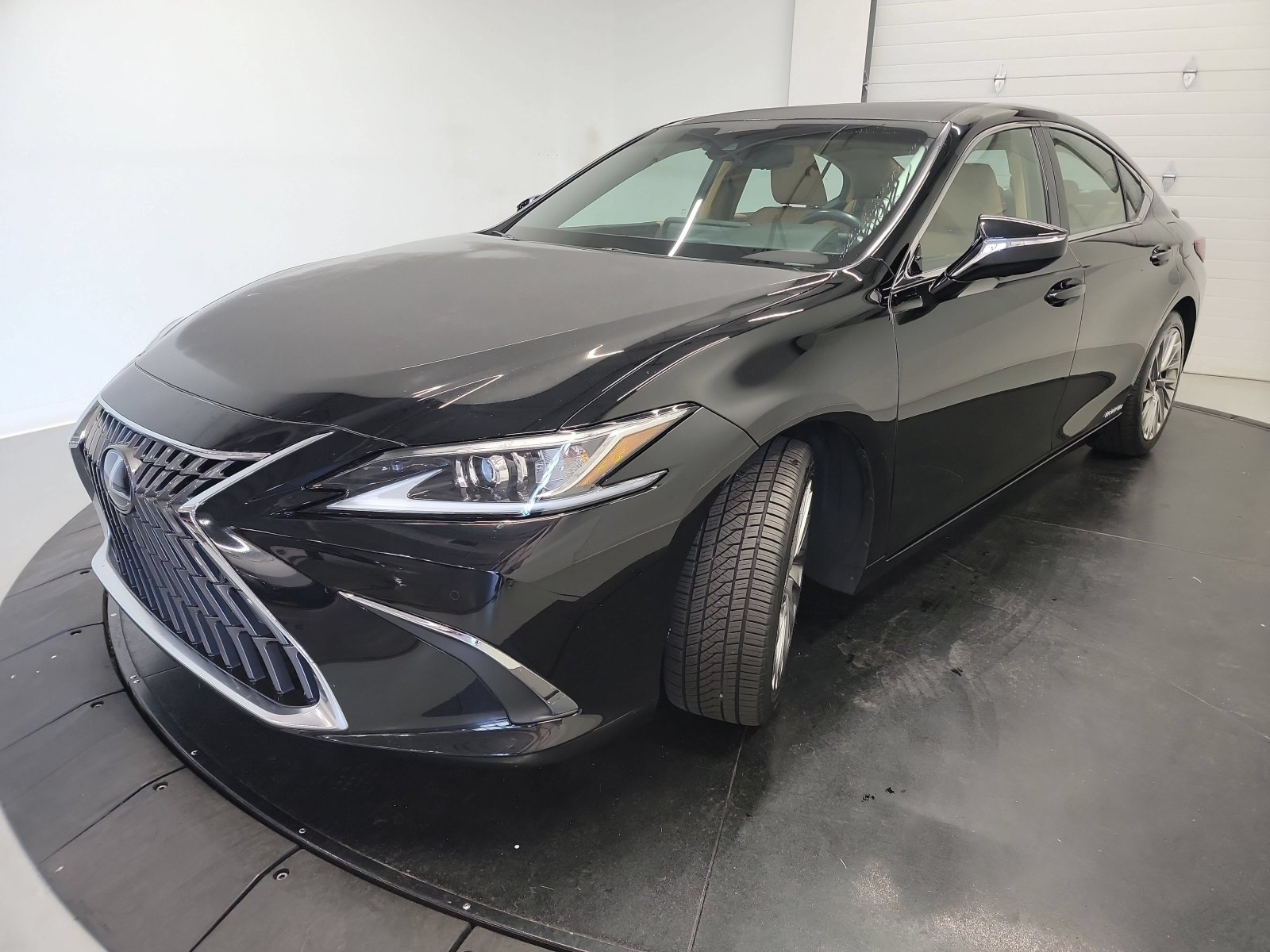 Used 2022 Lexus ES 300h w/ Accessory Package FWD image 3