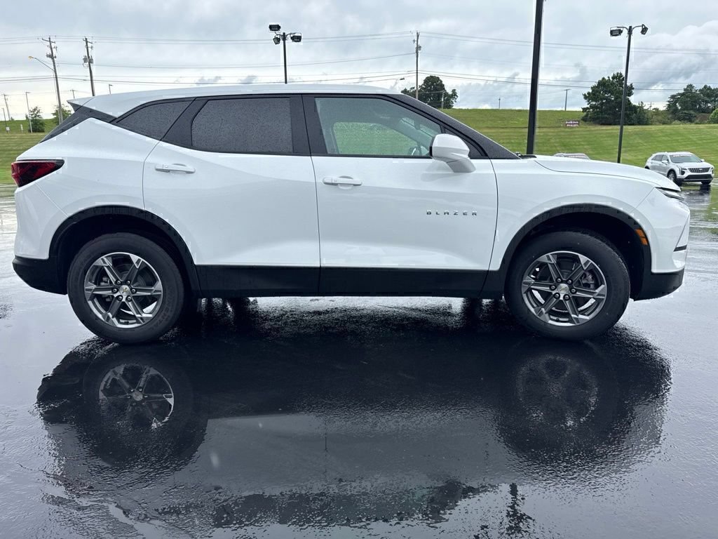 Used 2025 Chevrolet Blazer LT FWD image 3