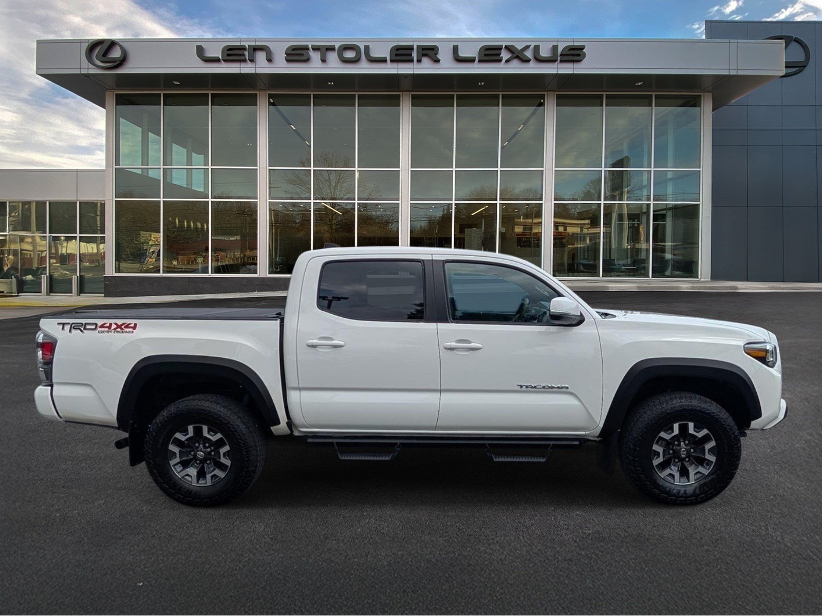 Used 2023 Toyota Tacoma TRD Off-Road w/ Technology Package AWD/4WD image 2