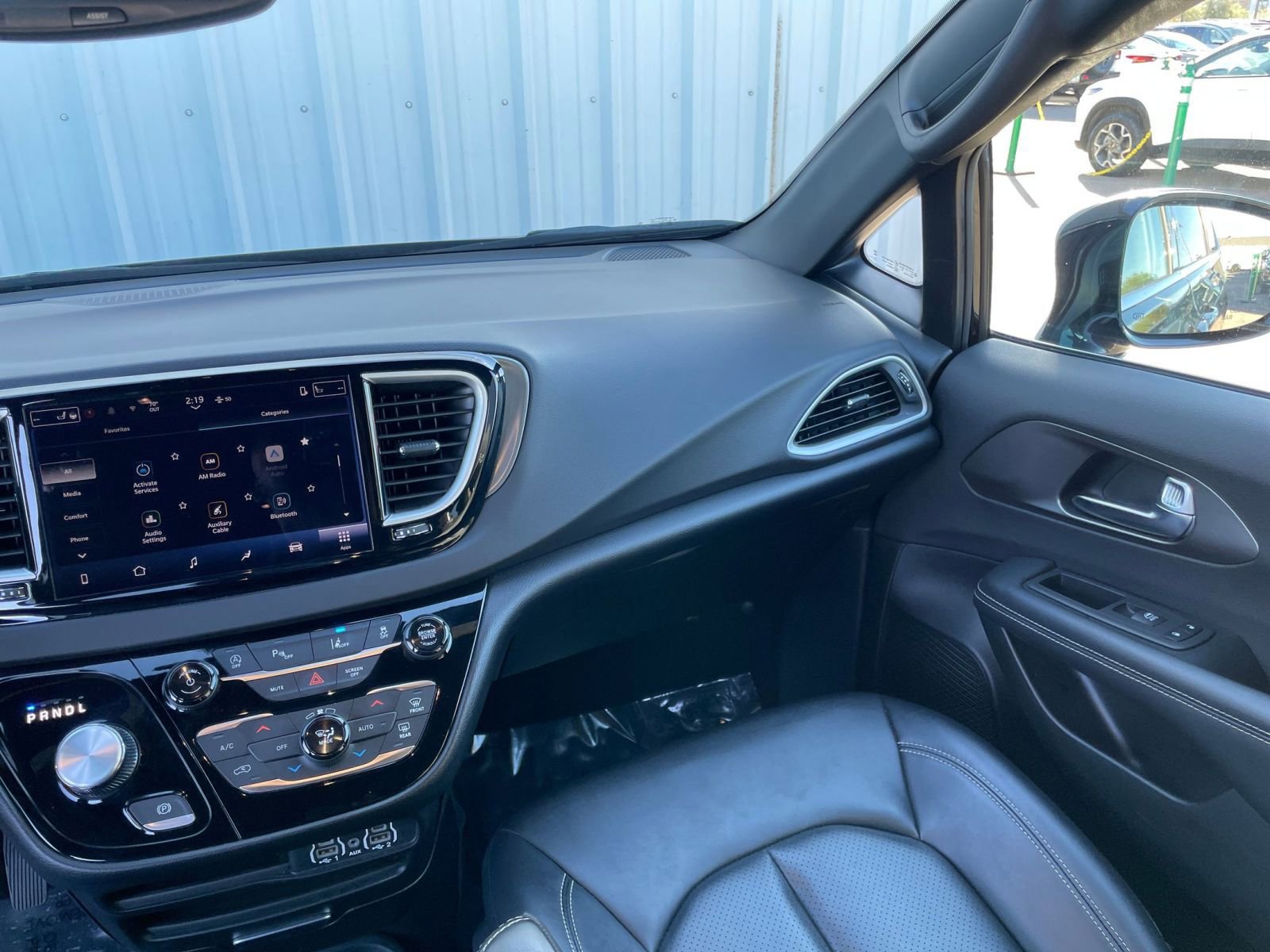 Used 2025 Chrysler Pacifica Select image 36