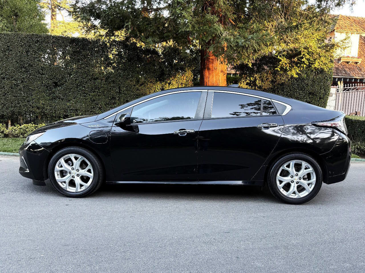 Used 2016 Chevrolet Volt Premier w/ Driver Confidence Package image 4