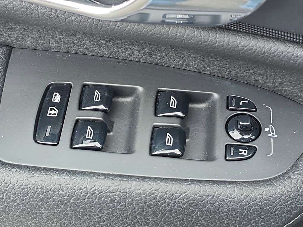 Used 2016 Volvo XC90 T6 Momentum w/ Protection Package Plus AWD/4WD image 33