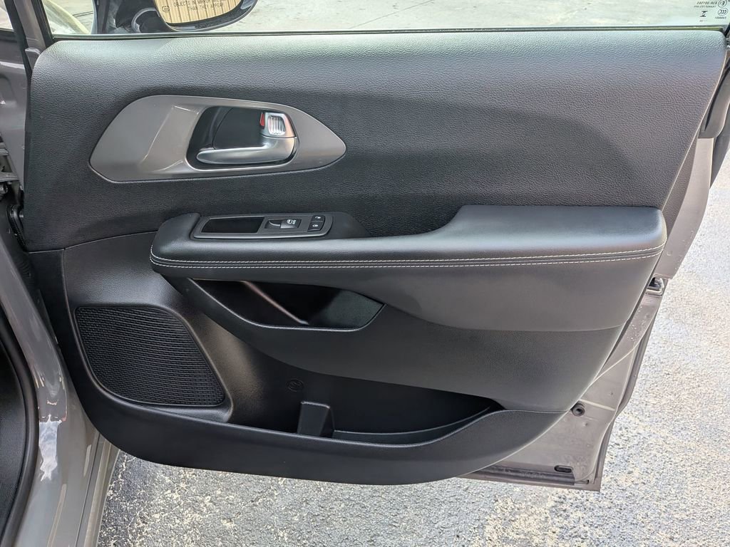 Used 2025 Chrysler Pacifica Select image 26