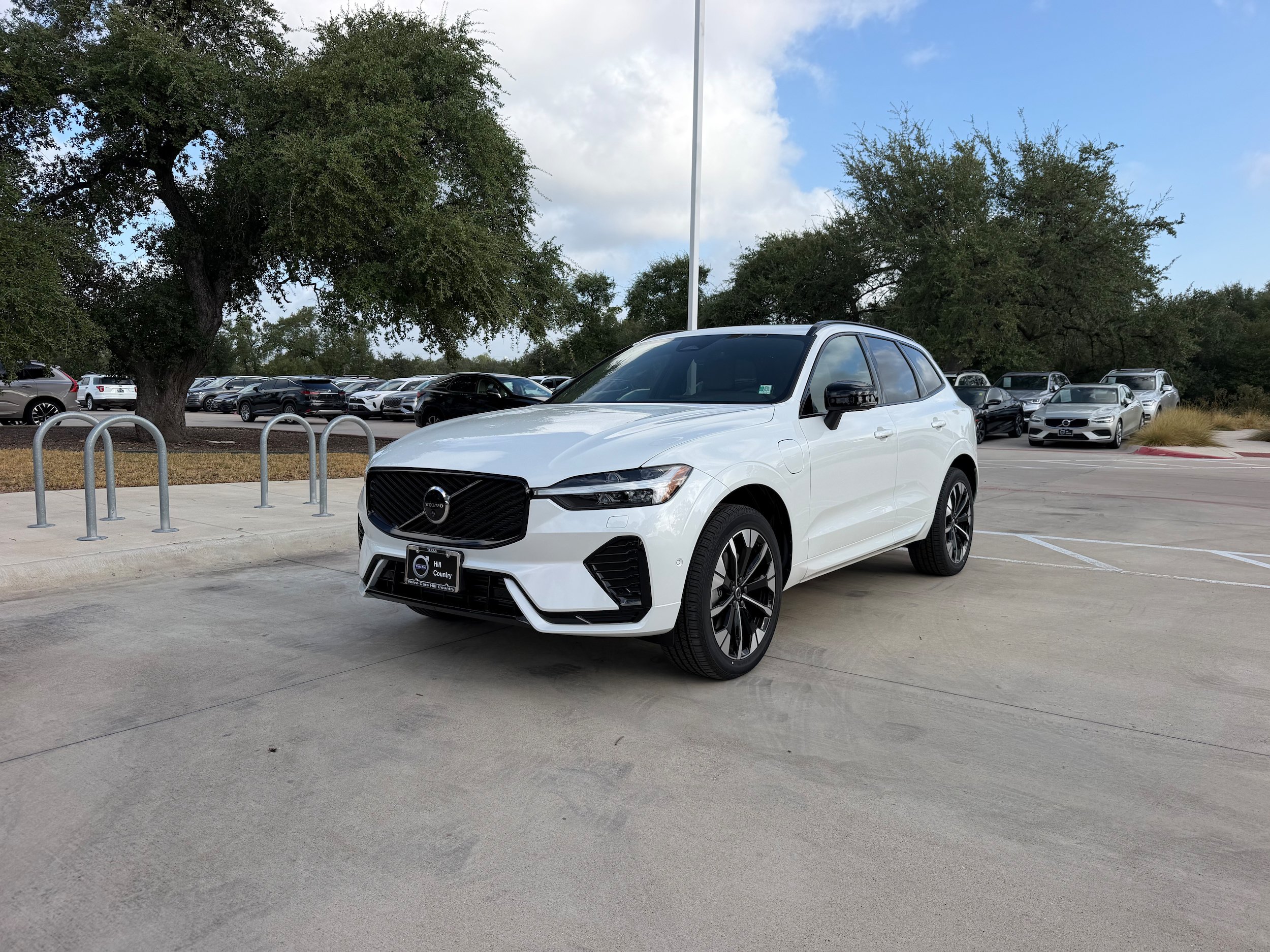 Certified 2026 Volvo XC60 T8 Plus AWD/4WD image 2