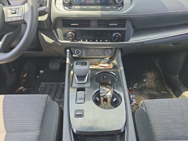 Used 2023 Nissan Rogue SV image 3