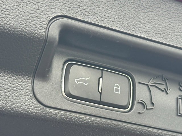 Used 2020 Ford Explorer XLT image 12