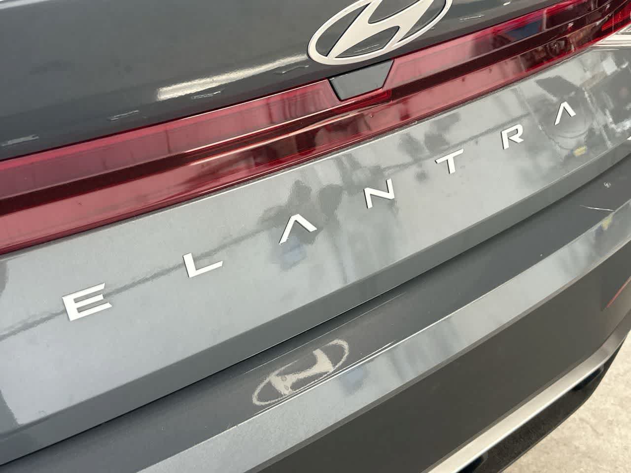 Used 2025 Hyundai Elantra SE FWD image 10