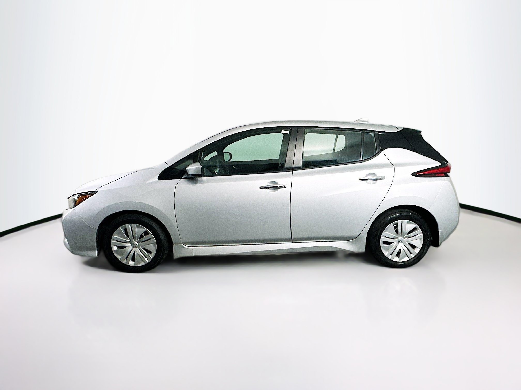 Used 2024 Nissan Leaf S FWD image 4