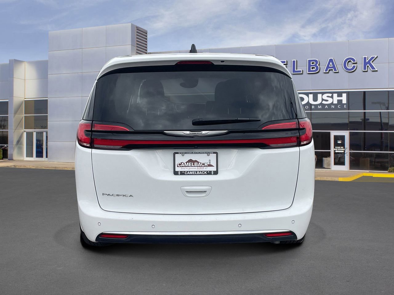 Used 2023 Chrysler Pacifica Touring-L image 5