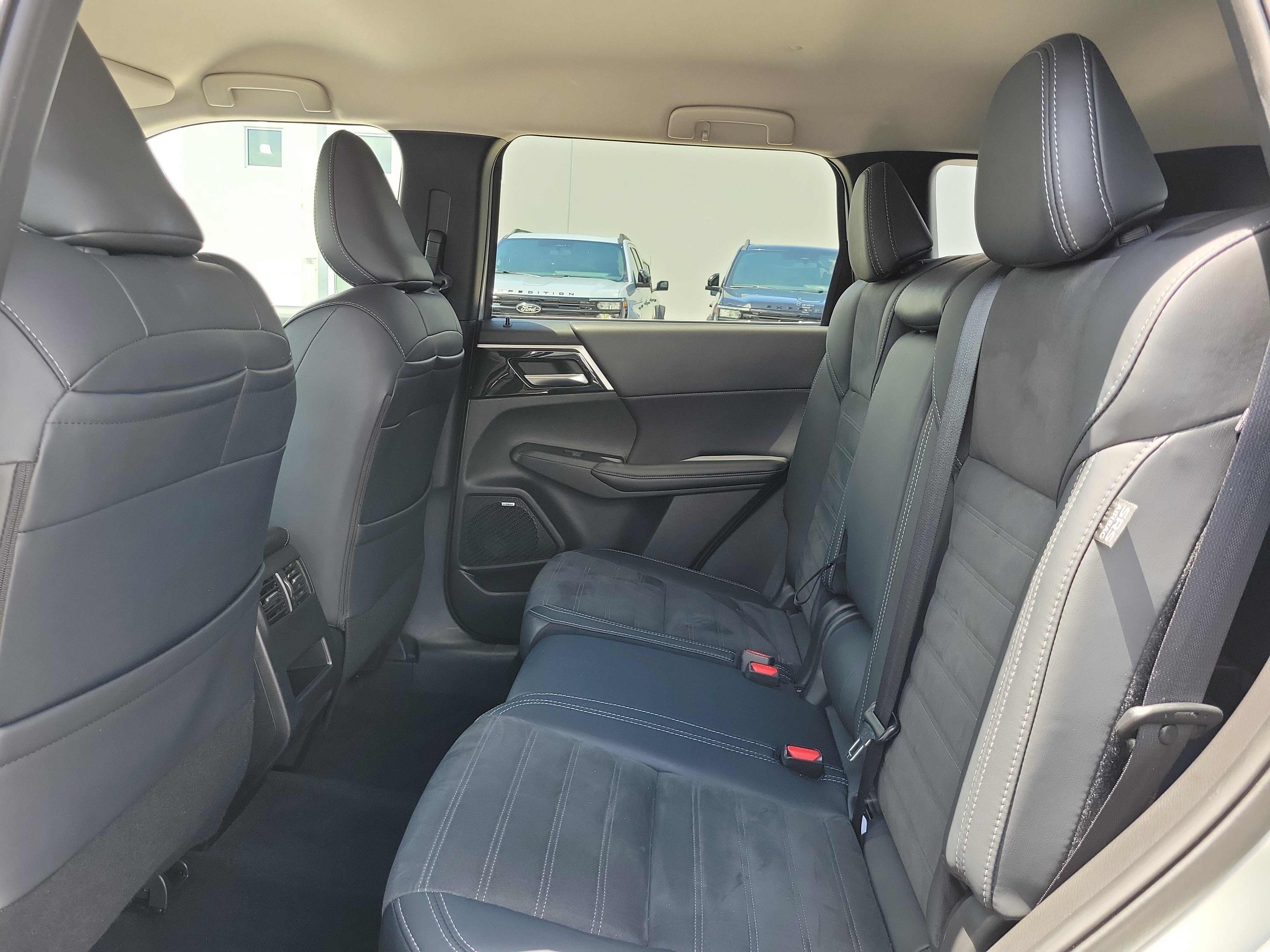 Used 2025 Mitsubishi Outlander SE FWD image 13