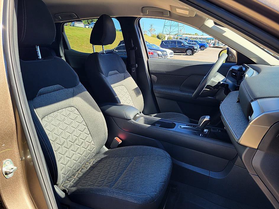 Certified 2025 Nissan Kicks SV w/ Charging Package FWD image 16