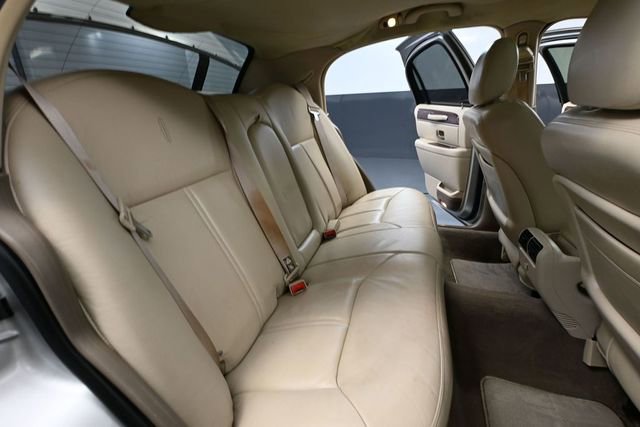 Used 2004 Lincoln Town Car Ultimate RWD image 34