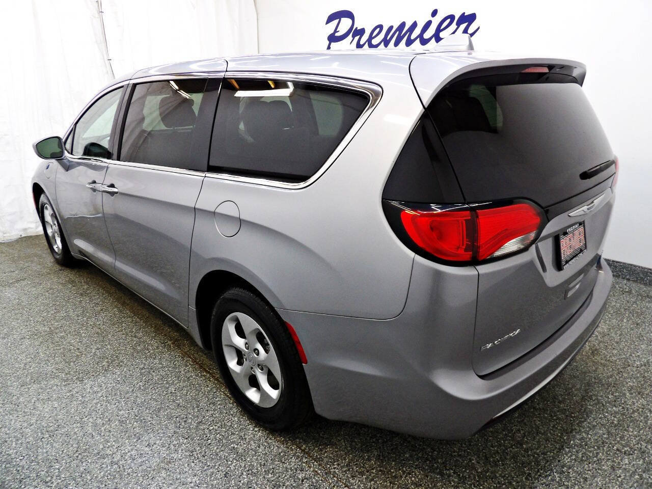 Used 2017 Chrysler Pacifica Touring Plus FWD image 4