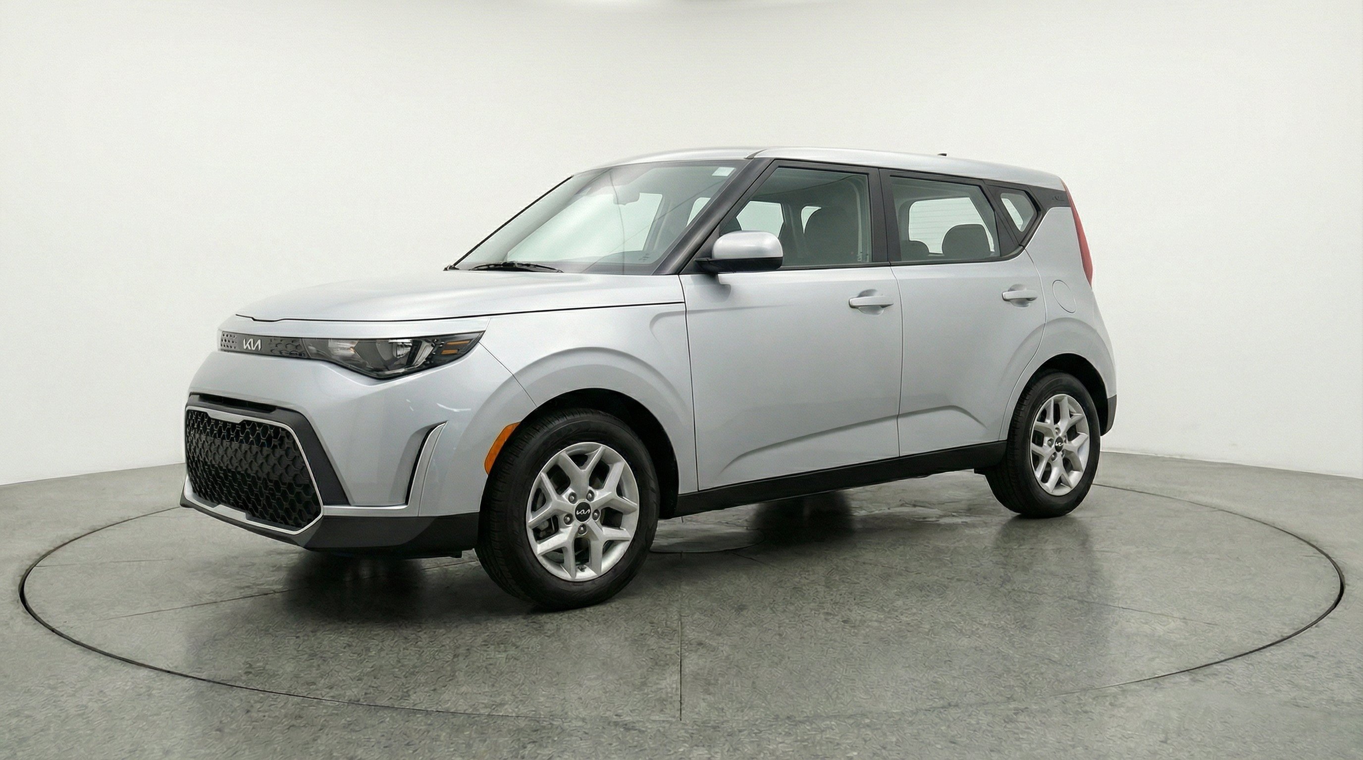 Used 2025 Kia Soul LX w/ LX Technology Package FWD image 3