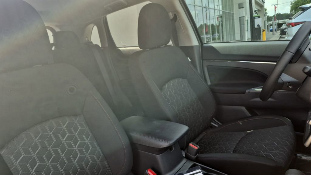 Used 2025 Mitsubishi Outlander Sport LE AWD/4WD image 19