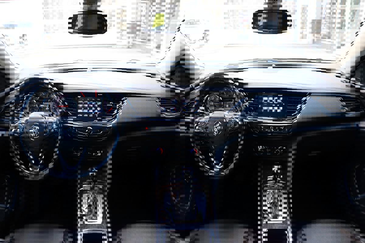 Used 2018 Buick Regal Essence w/ Driver Confidence Package #1 image 11