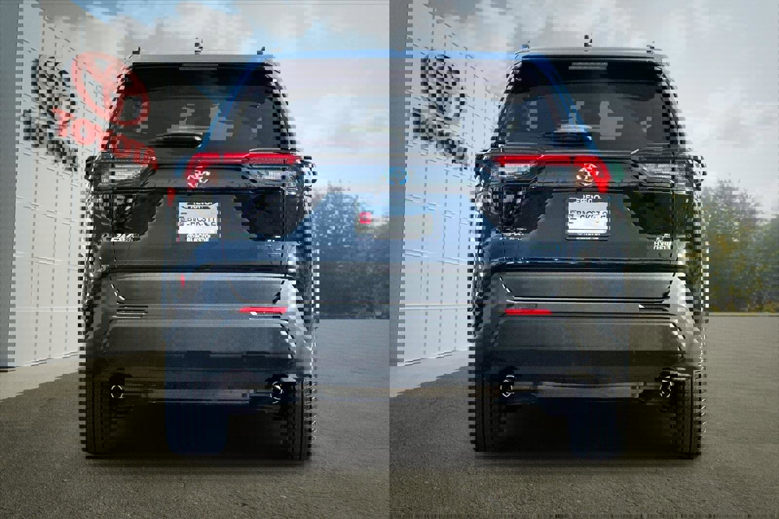 Used 2022 Toyota RAV4 LE image 4