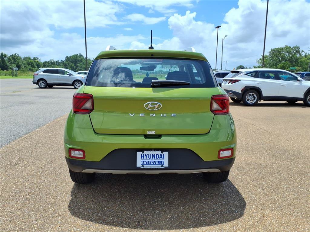 Used 2024 Hyundai Venue SEL FWD image 4