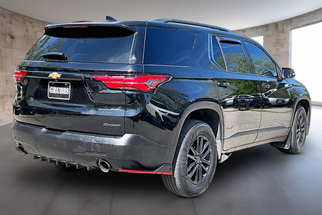 Used 2023 Chevrolet Traverse LT FWD image 2