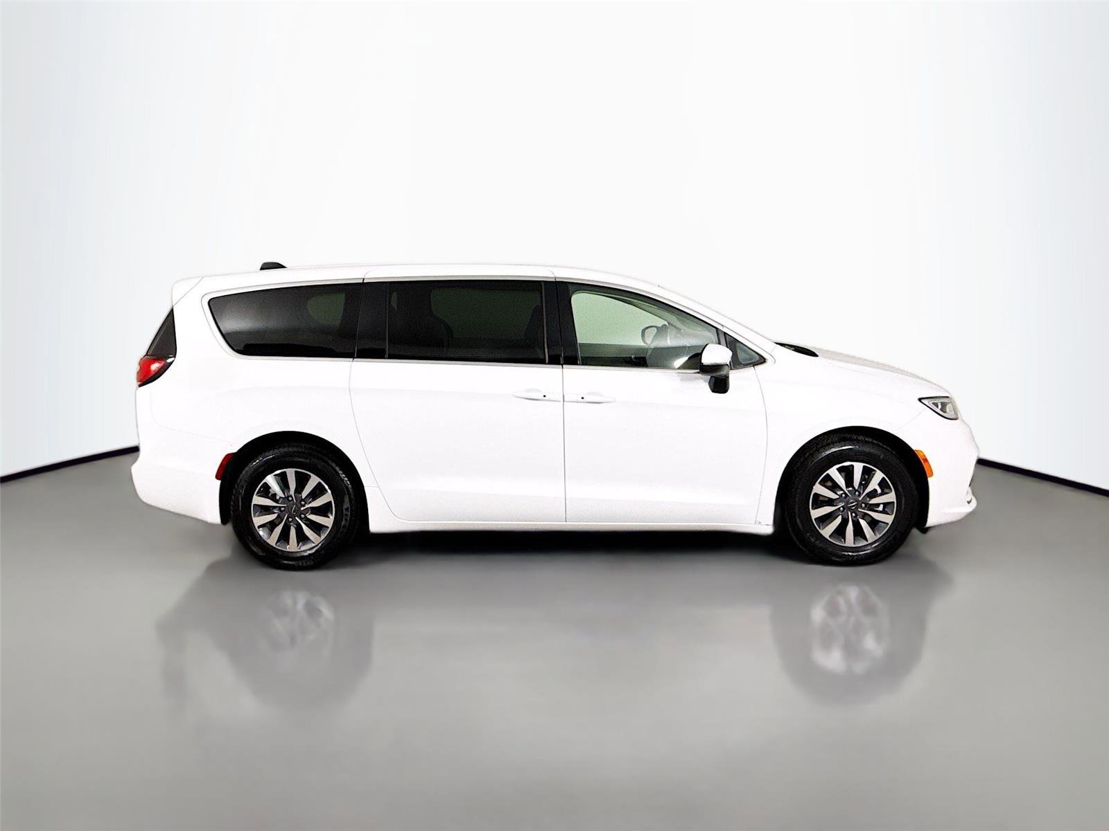 Used 2023 Chrysler Pacifica Touring-L image 17