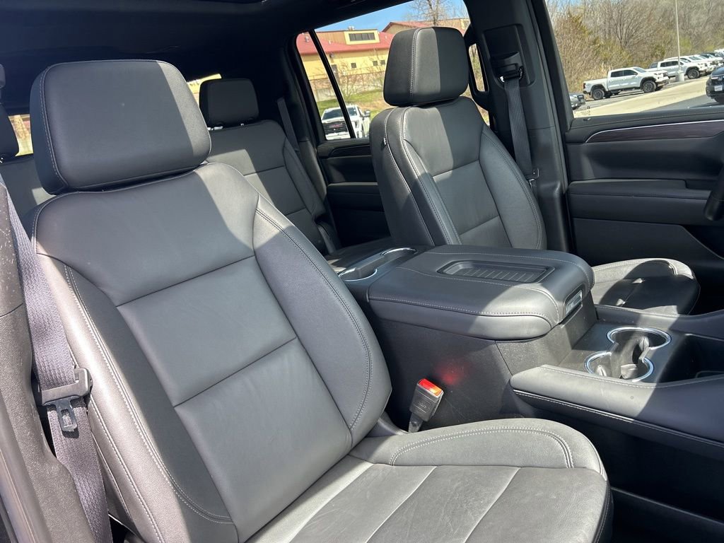 Used 2024 Chevrolet Suburban Z71 w/ Luxury Package AWD/4WD image 39