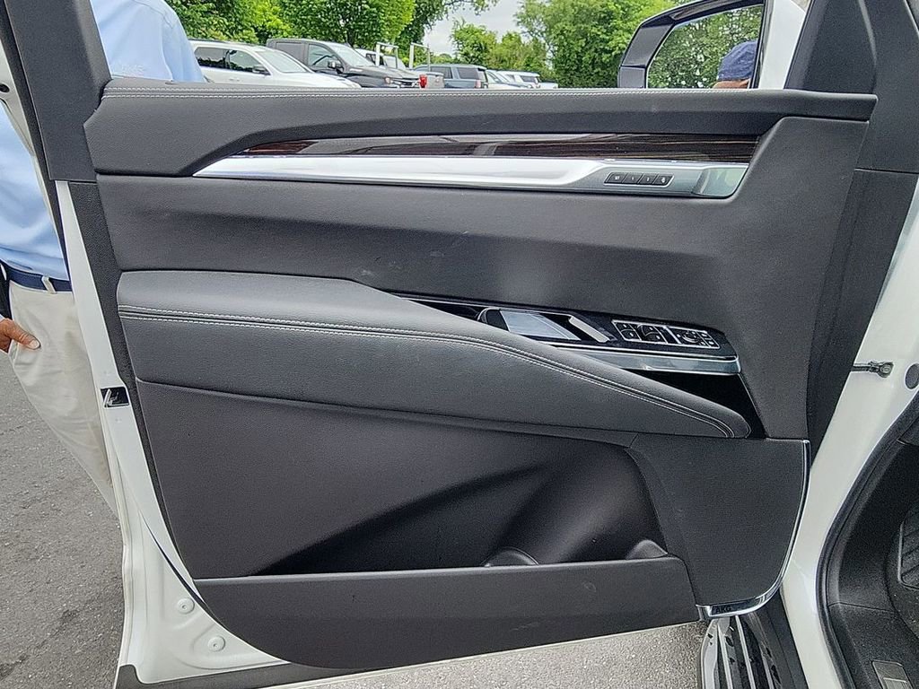 Certified 2025 Cadillac Escalade ESV Premium Luxury AWD/4WD image 21