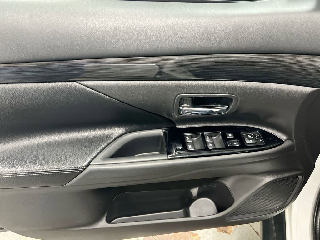 Used 2016 Mitsubishi Outlander SE image 20