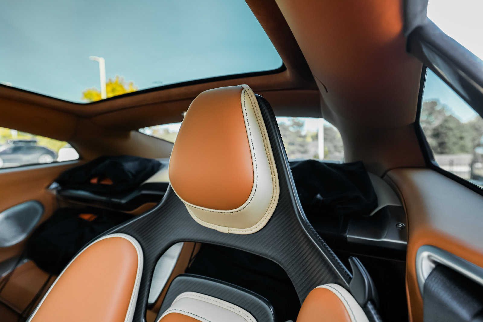 Used 2025 Aston Martin Vanquish RWD image 28